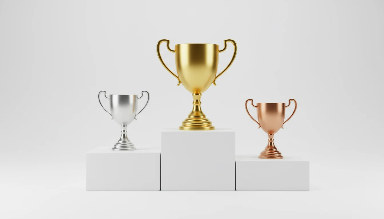 Drie trofeeën op een podium met gouden eerste plaats
